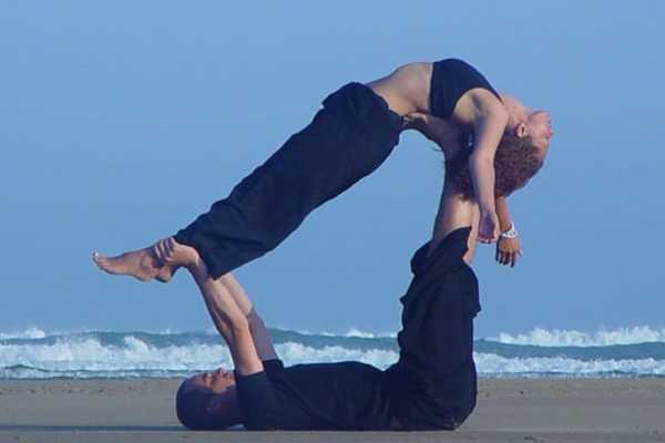 5 Easy Partner Yoga Poses to Strengthen a Relationship